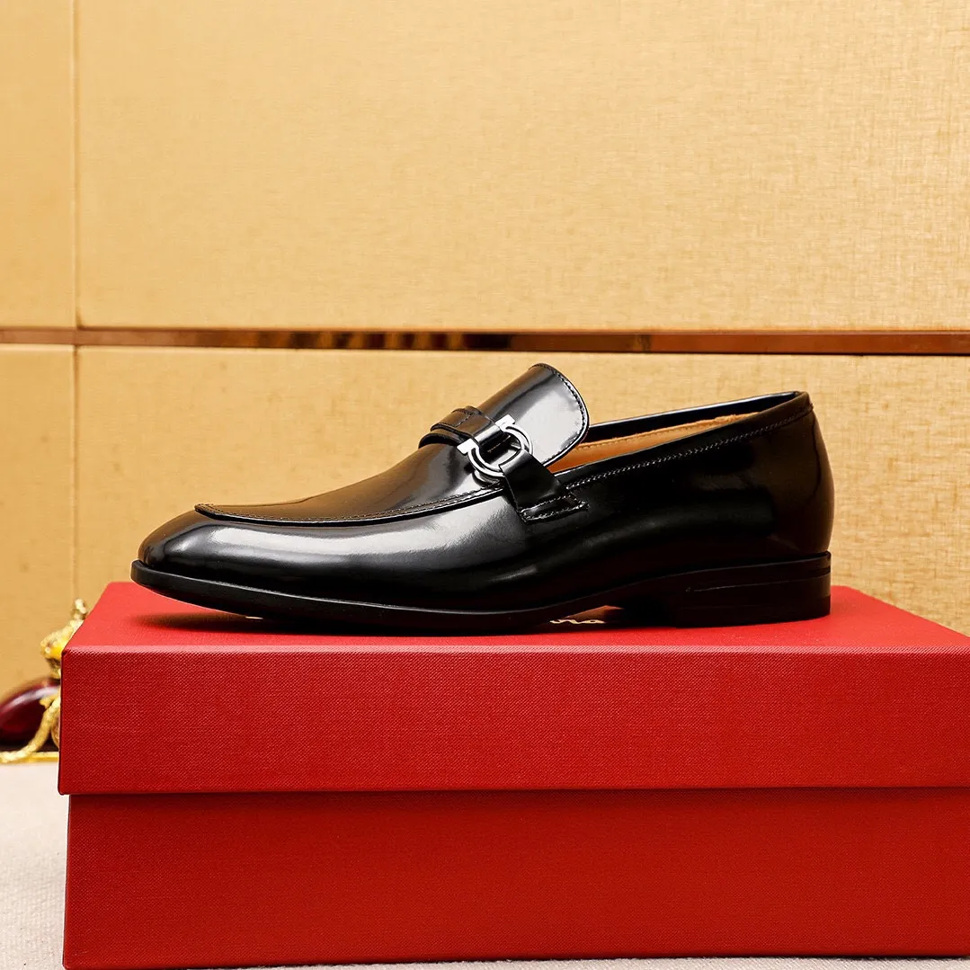 Men's shoes 💰480 💐 Product trademark: Ferragamo "Ferragamo" casual leather shoes Regular size: 38-44 (45🉑️customized) Product materials: Selected imported first-layer open-edge beaded cowhide upper + luxury hardware buckle, imported water-dyed cowhide leather lining. Strong three-dimensional visual effect, original rubber outsole Color: 3⃣️seed leather materials available